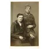 Фотопортрет немецкого пехотинца в мундире модели 40 , с женой
